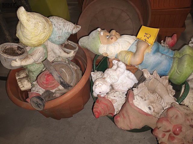 Lot 429 - tuinbeelden en bloempotten. 16 stuks - afbeelding 3 van  4