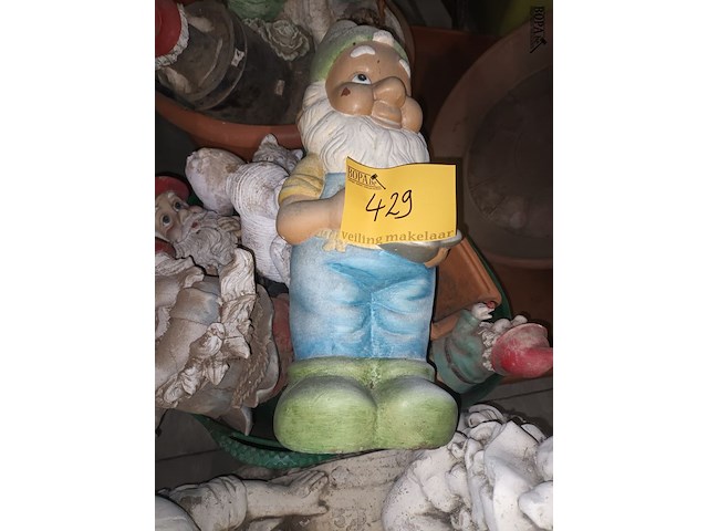 Lot 429 - tuinbeelden en bloempotten. 16 stuks - afbeelding 4 van  4