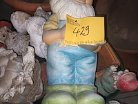 Lot 429 - tuinbeelden en bloempotten. 16 stuks - afbeelding 4 van  4