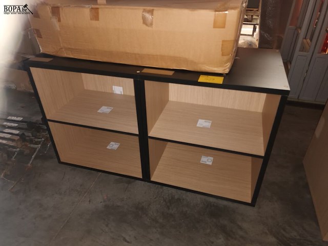 Lot 429 - zwarte open kast en metalen onderstel - afbeelding 1 van  4