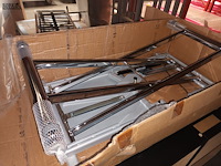 Lot 429 - zwarte open kast en metalen onderstel - afbeelding 3 van  4