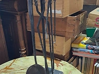 Lot 43 - antiek 4-delig haardstel van gesmeed ijzer