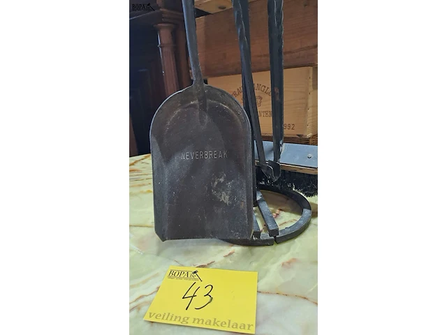 Lot 43 - antiek 4-delig haardstel van gesmeed ijzer - afbeelding 2 van  3