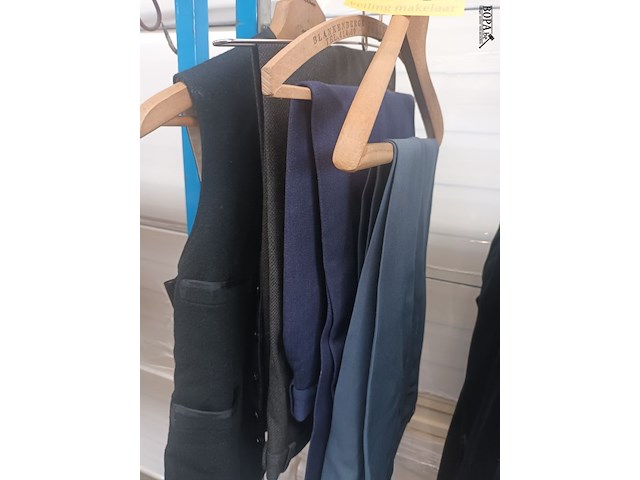 Lot 43 - antieke kledij. 7 stuks - afbeelding 3 van  4