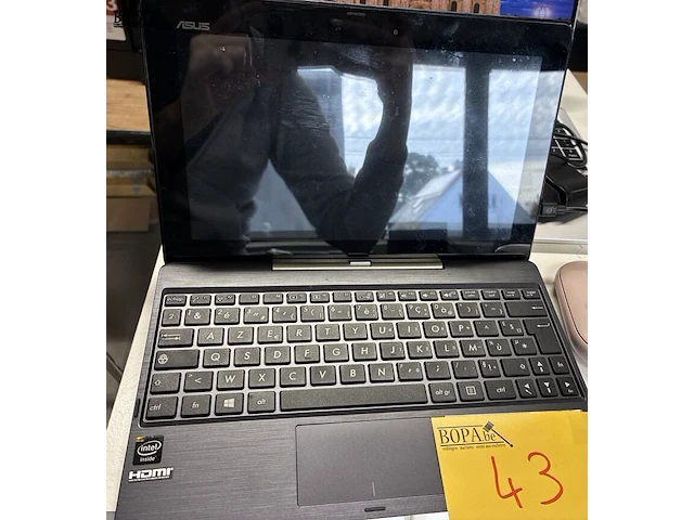 Lot 43 - asus compacte laptop - afbeelding 1 van  2