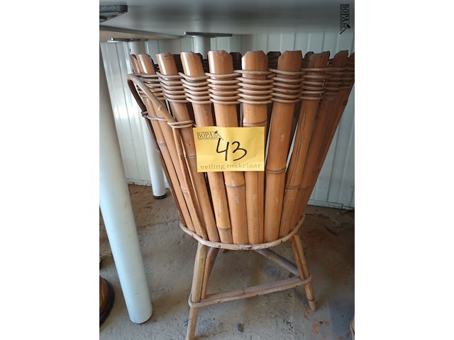 Lot 43 - bamboe plantenbak - afbeelding 1 van  3