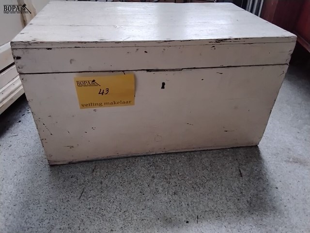 Lot 43 - beige houten kist - afbeelding 1 van  3