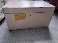 Lot 43 - beige houten kist - afbeelding 1 van  3