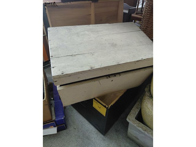 Lot 43 - beige houten kist - afbeelding 2 van  3