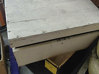 Lot 43 - beige houten kist - afbeelding 2 van  3