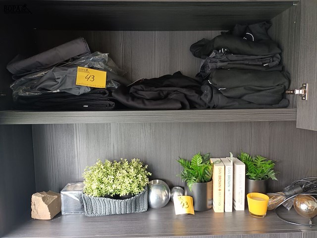 Lot 43 - decoratie en bedrukte kledij - afbeelding 1 van  5