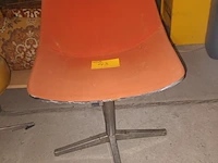 Lot 43 - design draaistoel l202