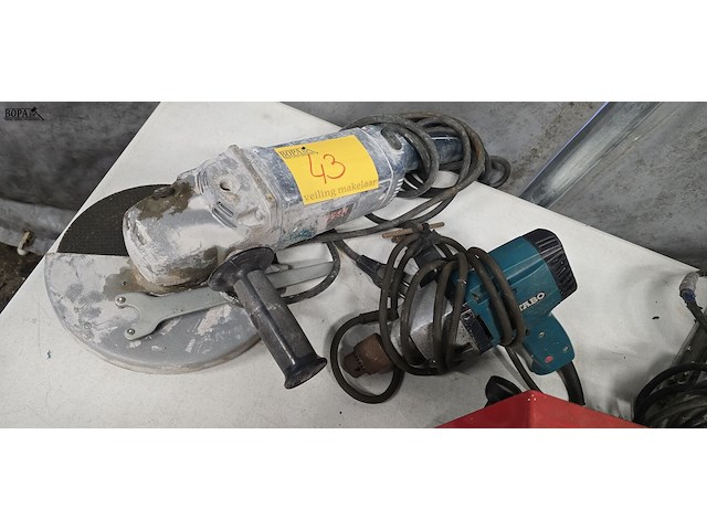 Lot 43 - haakse slijper bosch en boormachine metabo - afbeelding 1 van  3