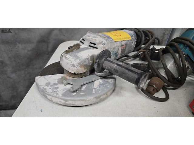 Lot 43 - haakse slijper bosch en boormachine metabo - afbeelding 2 van  3