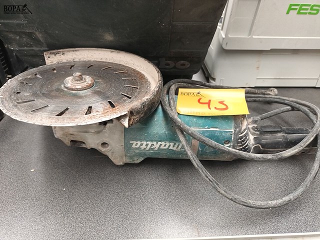 Lot 43 - haakse slijpmachine makita - afbeelding 2 van  3