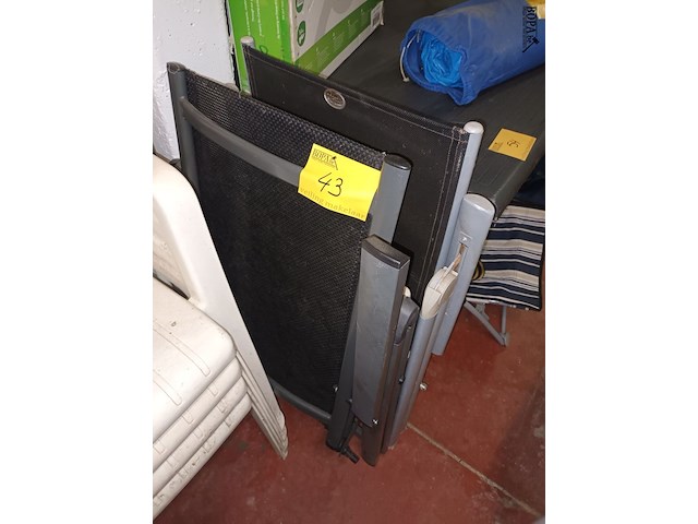 Lot 43 - inklapbare tuinstoel. 2 stuks - afbeelding 1 van  4