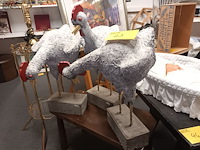 Lot 43 - kippen in papier-maché. 3 stuks - afbeelding 1 van  4