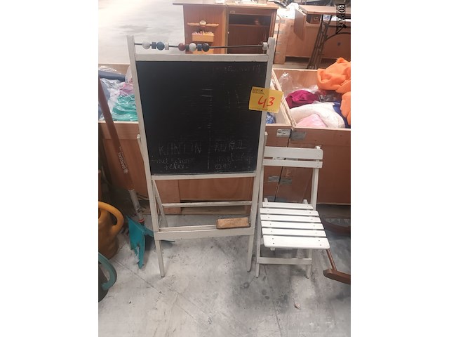 Lot 43 - krijtbordje en kinderstoeltje - afbeelding 1 van  3