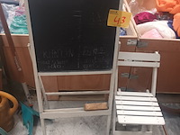 Lot 43 - krijtbordje en kinderstoeltje - afbeelding 1 van  3
