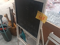 Lot 43 - krijtbordje en kinderstoeltje - afbeelding 3 van  3