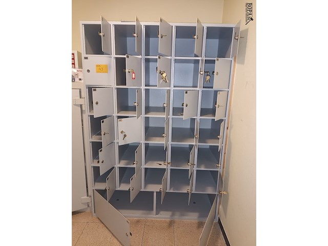 Lot 43 - lockerkast met vakjes - afbeelding 1 van  4