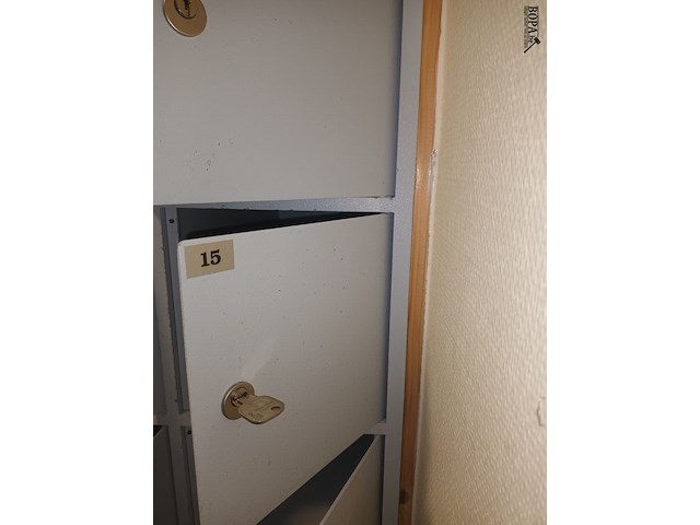 Lot 43 - lockerkast met vakjes - afbeelding 2 van  4