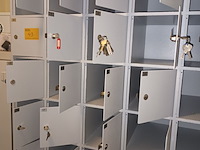 Lot 43 - lockerkast met vakjes - afbeelding 3 van  4