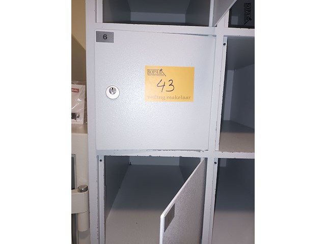 Lot 43 - lockerkast met vakjes - afbeelding 4 van  4