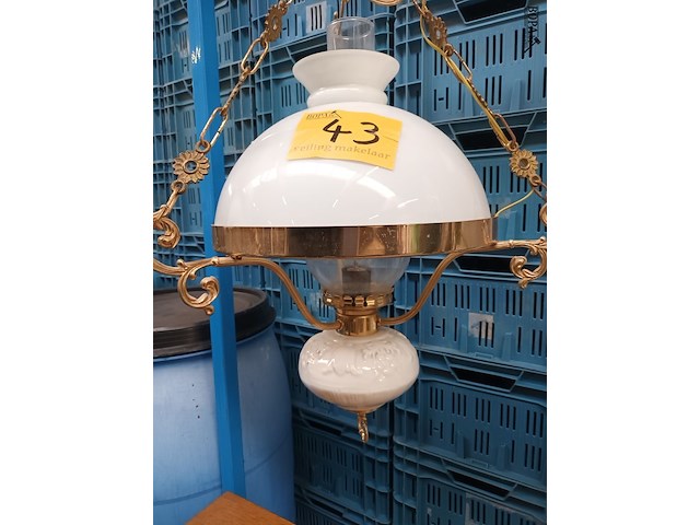 Lot 43 - luster met opaline kap - afbeelding 1 van  4