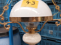 Lot 43 - luster met opaline kap - afbeelding 1 van  4