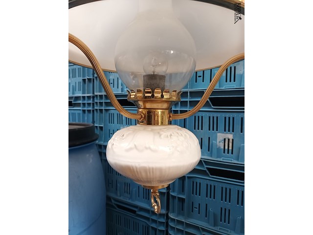 Lot 43 - luster met opaline kap - afbeelding 2 van  4