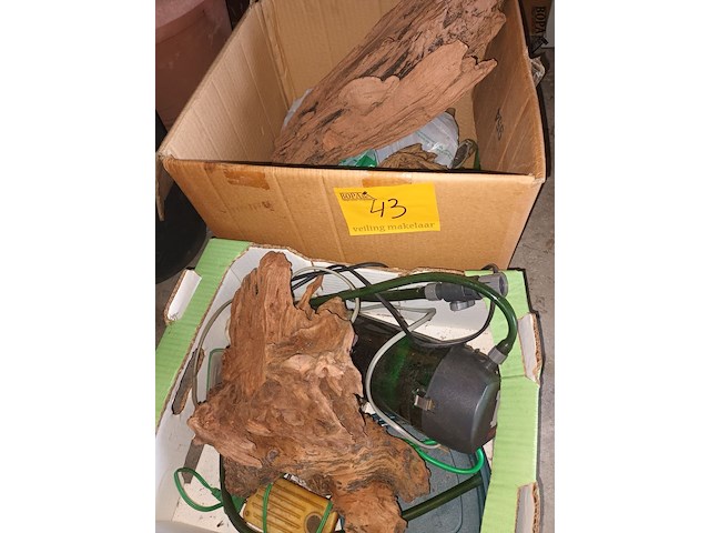 Lot 43 - materiaal voor aquarium. 2 dozen - afbeelding 1 van  5