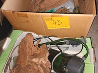 Lot 43 - materiaal voor aquarium. 2 dozen - afbeelding 1 van  5