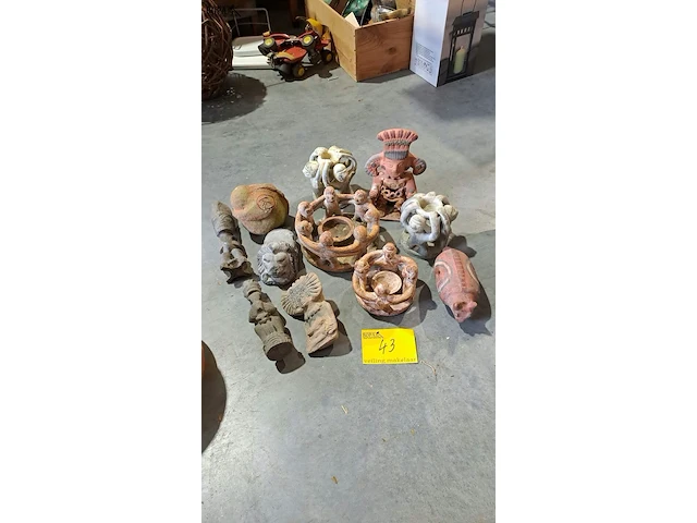 Lot 43 - mexicaanse beelden aardewerk - 12 stuks - afbeelding 1 van  5