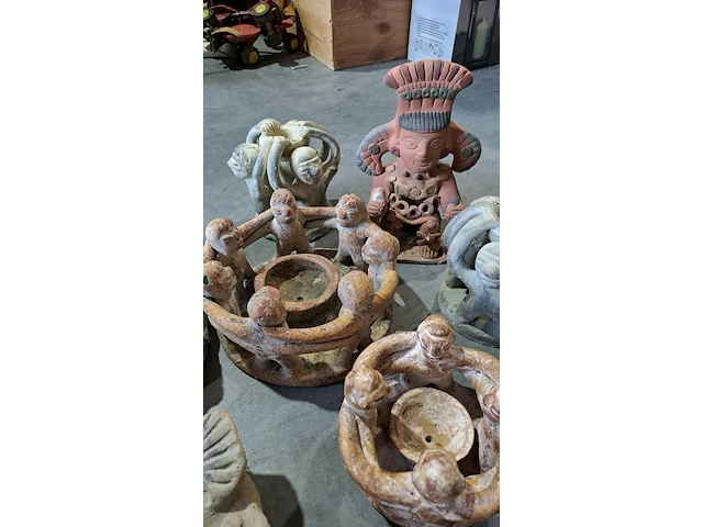 Lot 43 - mexicaanse beelden aardewerk - 12 stuks - afbeelding 2 van  5