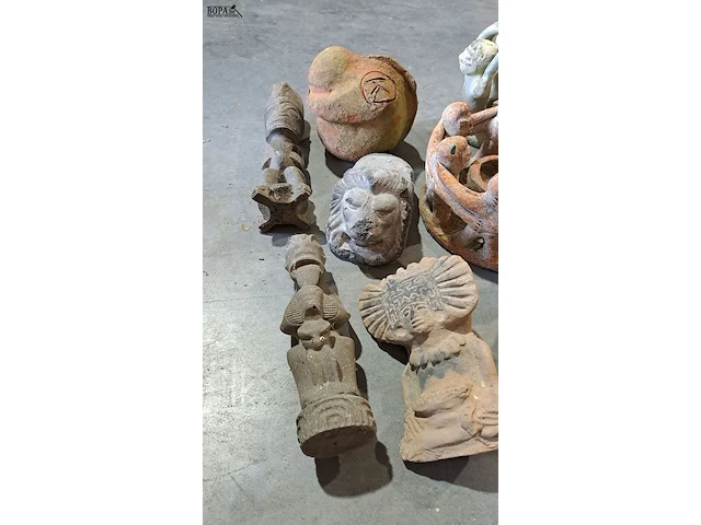 Lot 43 - mexicaanse beelden aardewerk - 12 stuks - afbeelding 4 van  5
