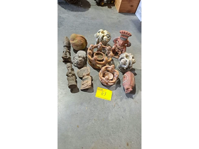 Lot 43 - mexicaanse beelden aardewerk - 12 stuks - afbeelding 5 van  5