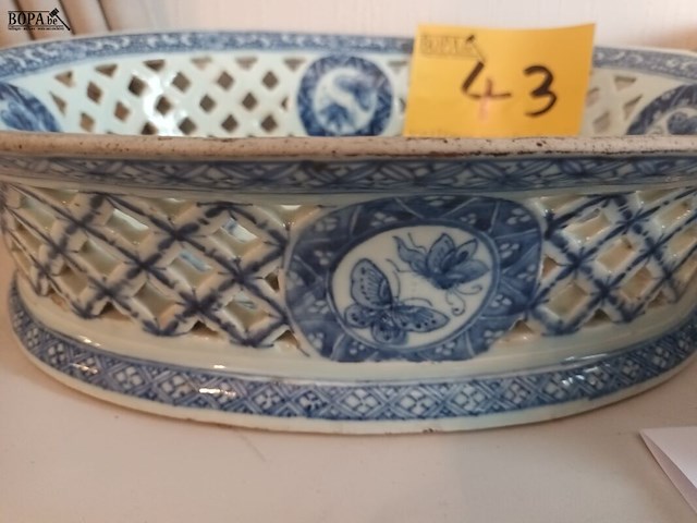 Lot 43 - ovalen chinese sierschaal - afbeelding 3 van  6