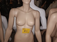 Lot 43 - paspop vrouw huidskleur op voet - afbeelding 1 van  3