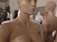 Lot 43 - paspop vrouw huidskleur op voet - afbeelding 3 van  3