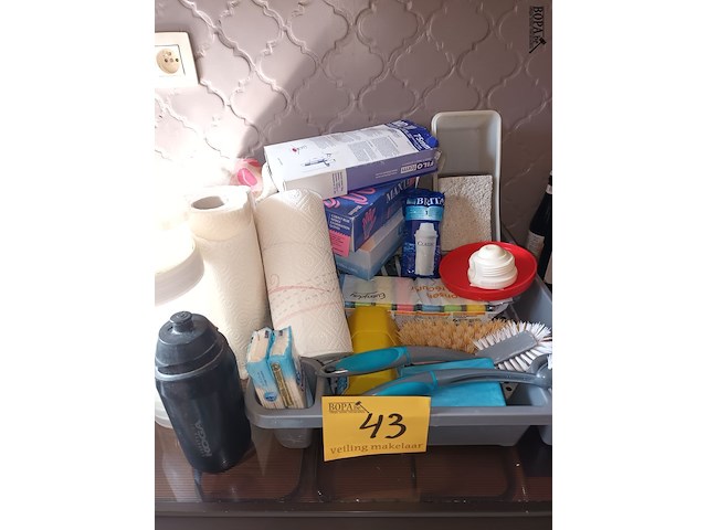 Lot 43 - poetsmateriaal en producten - afbeelding 1 van  4