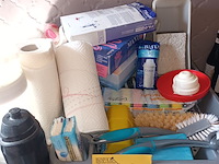 Lot 43 - poetsmateriaal en producten - afbeelding 1 van  4