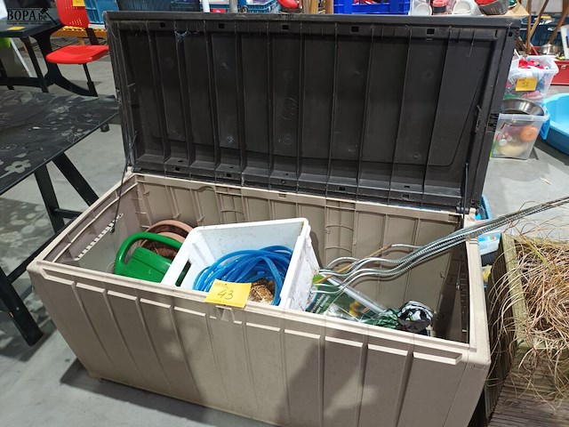 Lot 43 - pvc tuinkist met inhoud - afbeelding 1 van  5