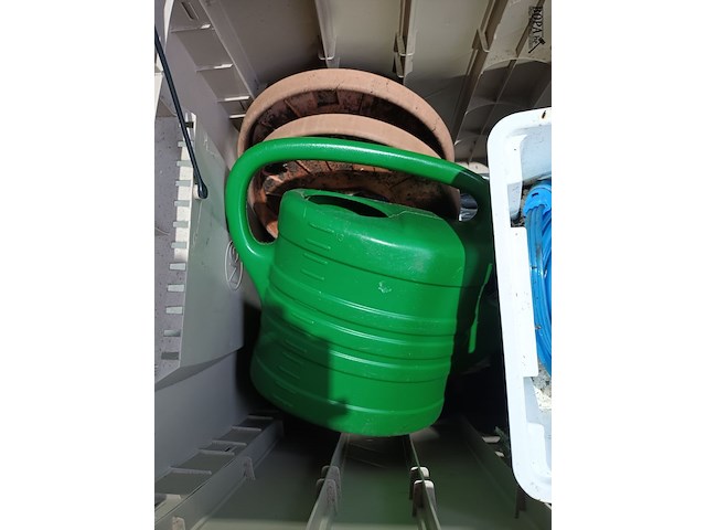 Lot 43 - pvc tuinkist met inhoud - afbeelding 2 van  5