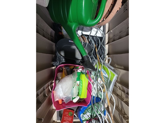 Lot 43 - pvc tuinkist met inhoud - afbeelding 4 van  5