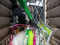 Lot 43 - pvc tuinkist met inhoud - afbeelding 4 van  5