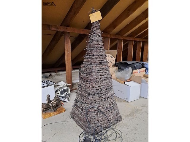 Lot 43 - rieten piramide met lichtjes buiten - afbeelding 1 van  1