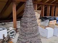 Lot 43 - rieten piramide met lichtjes buiten - afbeelding 1 van  1