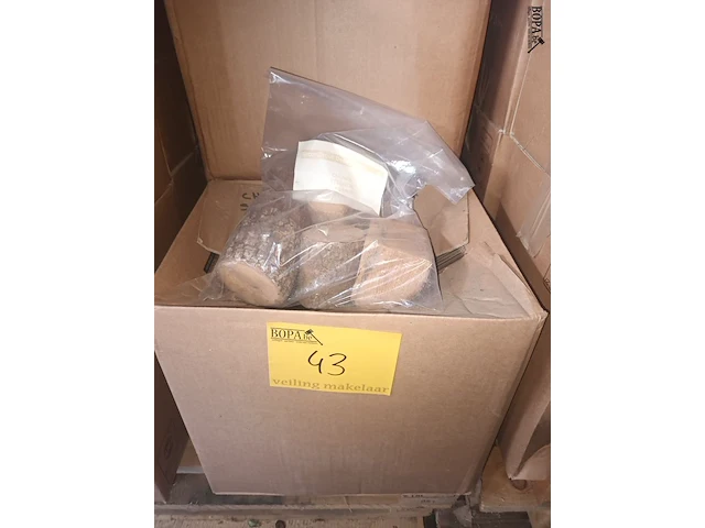 Lot 43 - rookhout chunks steeneik 1 kg. 19 stuks - afbeelding 1 van  3