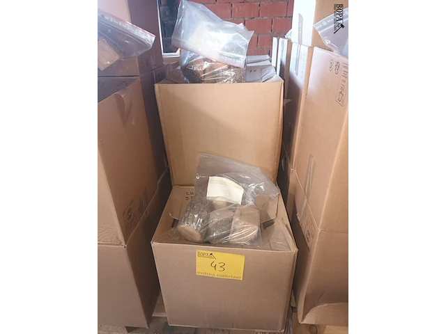 Lot 43 - rookhout chunks steeneik 1 kg. 19 stuks - afbeelding 2 van  3
